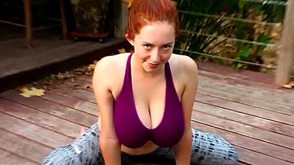 Сиськастая баба показывает крутую грудь в душе