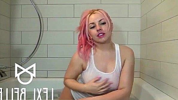 Мастурбация в ванной комнате с отсосом вибратора