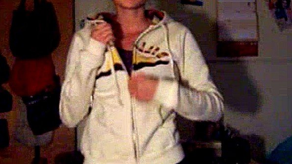 Любительница танцует стриптиз перед камерой