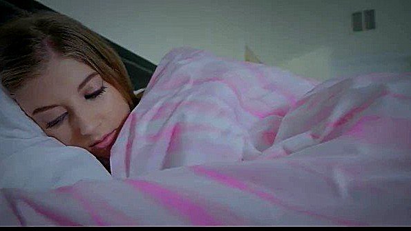 Дочь пришла в постель к родителям и ебется с отцом