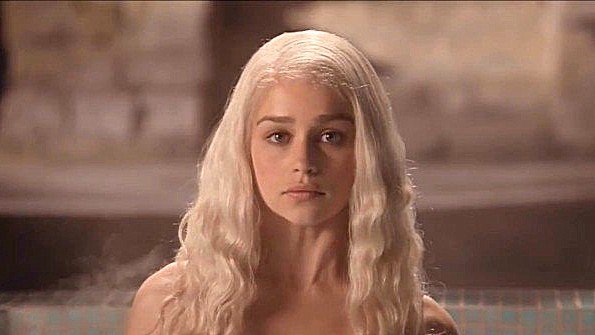 Обнаженная EMILIA CLARKE выглядит очень соблазнительно