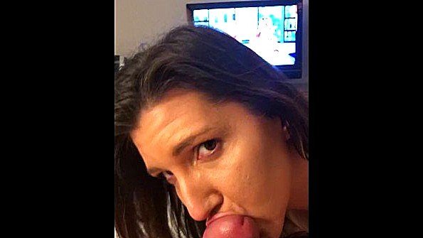 Отсосала хуй чувака и стала с ним жадно трахаться