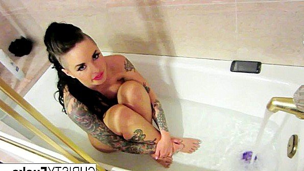 Дамочка пошло мастурбирует в горячем душе