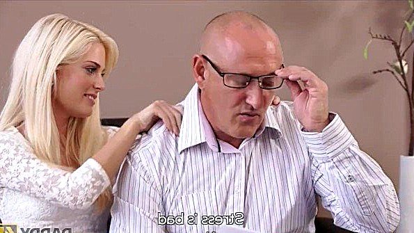 Парень разрешил старому мужику выебать девку