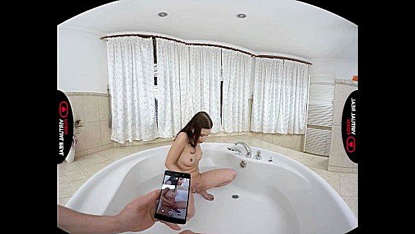 Увидел писсинг девахи в ванной и стал ее трахать