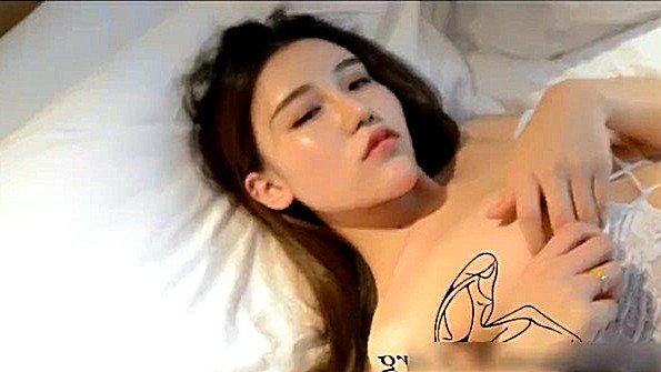 Горячая китаянка красиво мастурбирует своими пальцами