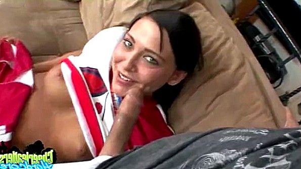 Подрочил девке пизду пальцами и дал ей свой хуй на отсос