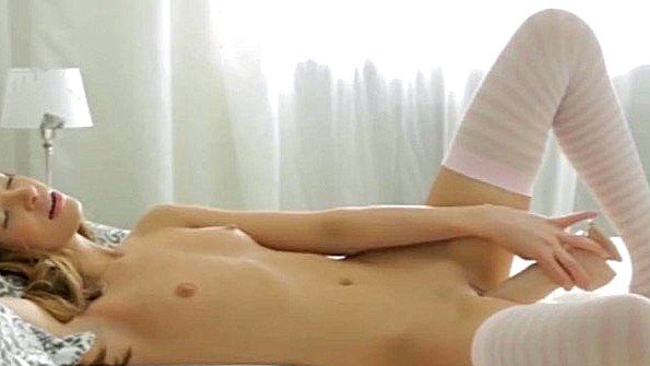 Девица активно шалит с вибратором и ловит кайф