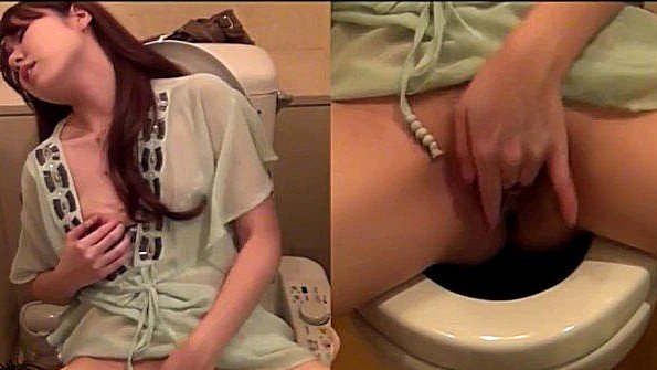 Японка писает и мастурбирует на унитазе грязно