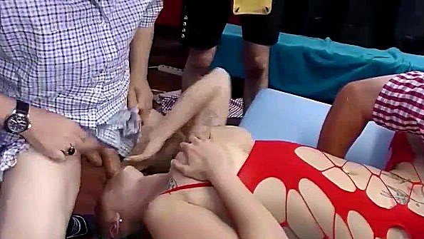 Экстремальная оргия с красоткой в развратном белье