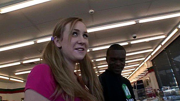 Молодая сучка грязно ебется с негром