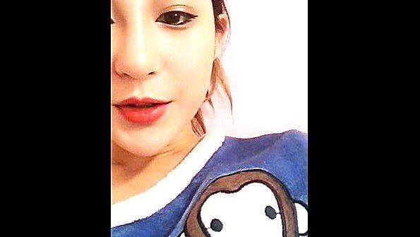 Кокетливая азиатка пошло мастурбирует на камеру