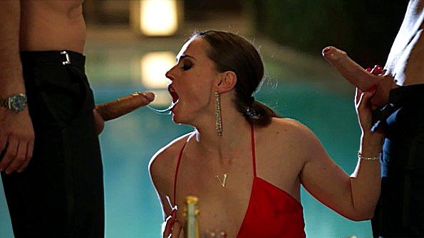 Красотка сняла вечернее платье и стала шлюхой