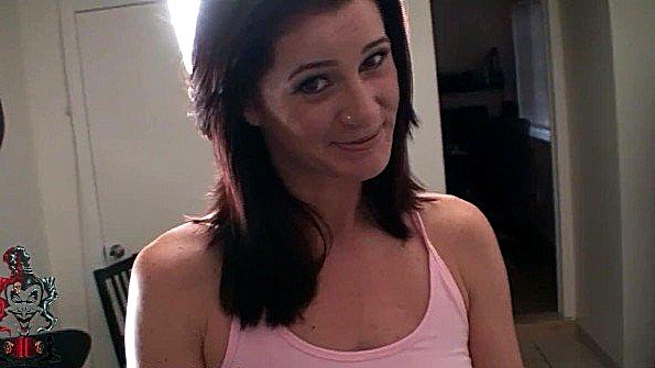 Разделась пикантно перед пацаном и отсасывает хуй