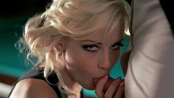 Оральный секс в исполнении аппетитной блондинки