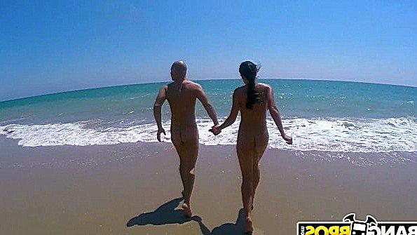 Грудастая кокетка не против поебаться на пляже