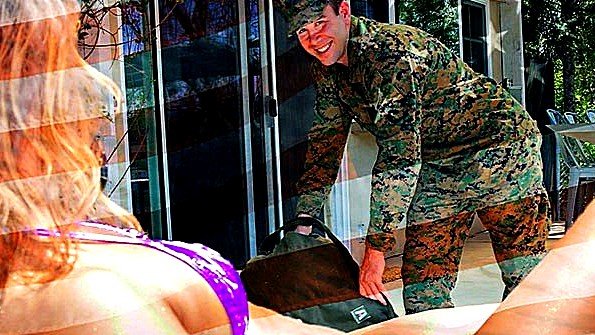 Мать сняла бикини и поебалась с армейским сыном