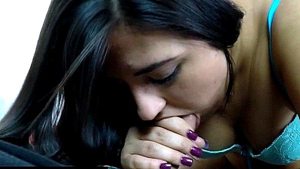 Приласкал пизду руками и дал отсосать свой хуй