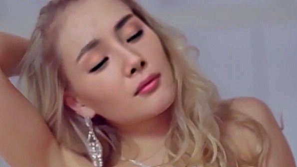 Сняла красивое платье и осталась полностью голой