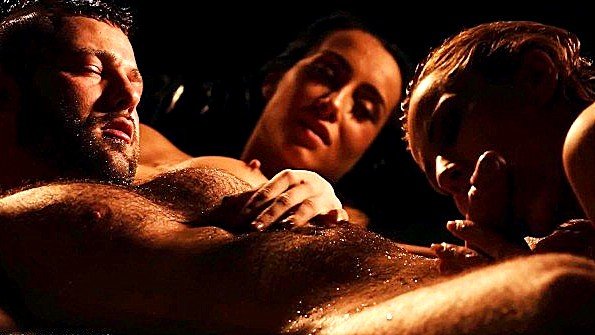 Шаловливые девахи трахаются с мужиком в воде