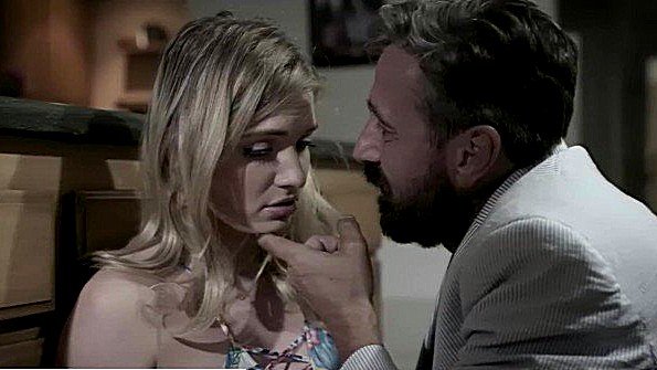 Отец заставил дочь задрать платье и потрахаться