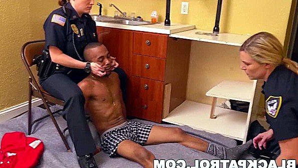 Полицейские бабы заставили преступника трахаться