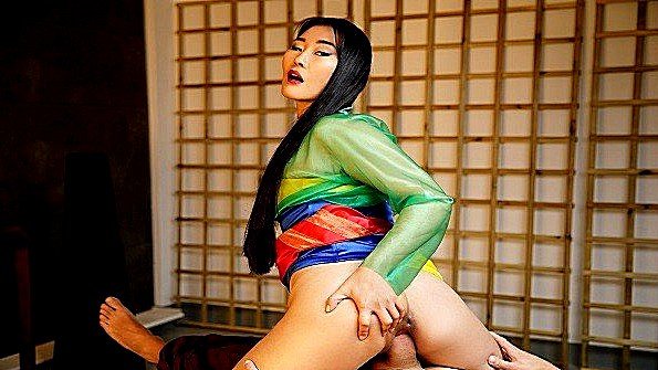 Возбужденная азиатка седлает хуй с удовольствием