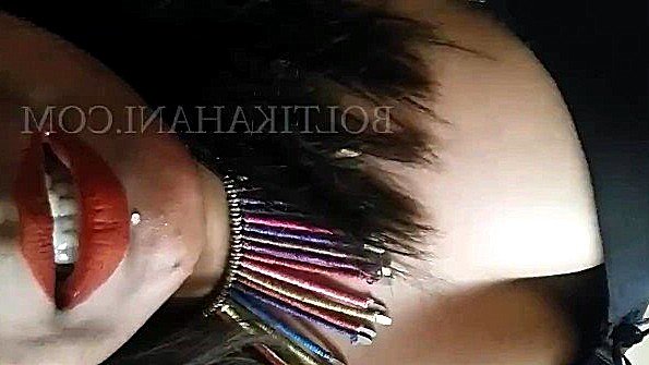 Индианка раздевается и предпочитает мастурбировать