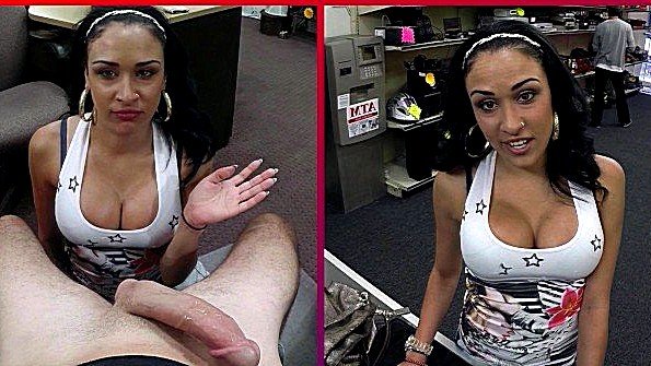 Грудастая мулатка готова поебаться в офисе