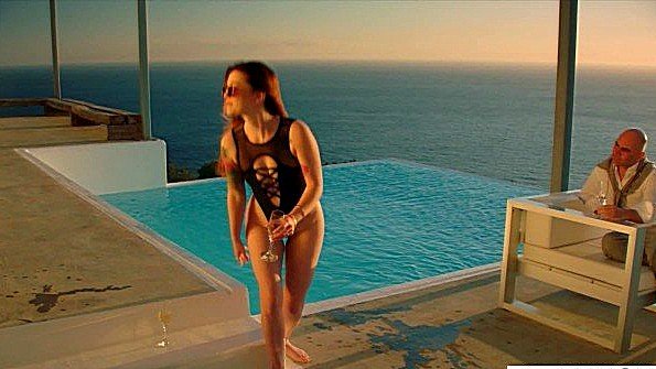 Выпила шампанское и смело отдалась богачу в зад