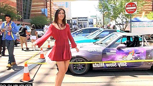 Гуляет по улице в развратных трусиках и светит пиздой