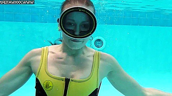 Возбудилась от подводного плаванья и хочет сосать