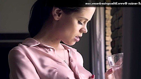 Кокетливая сучка легко совратила мужика на анал