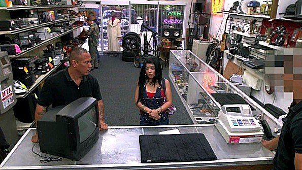 Сумасшедшая мулатка ебется с мужиком на столе