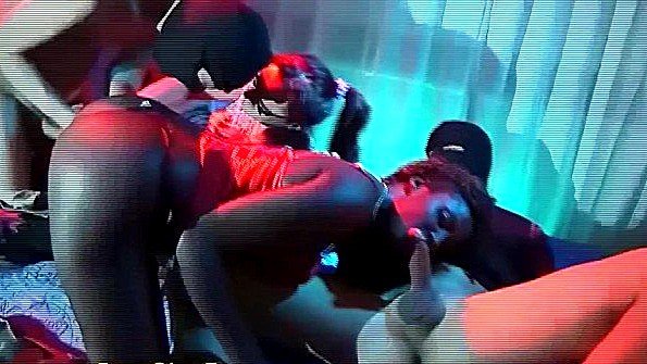 Шаловливая групповуха на очень крутой вечеринке