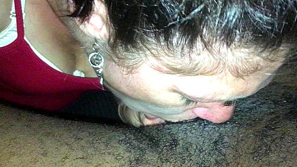 Сучка делает очень глубокий минет негру