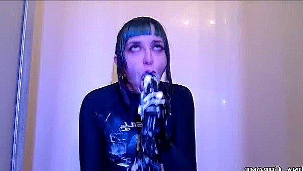 Сучка отсасывает крупный дилдо прямо на камеру