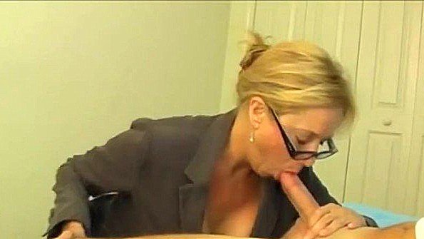 Застала пацана за дрочкой хуя и развлекается орально