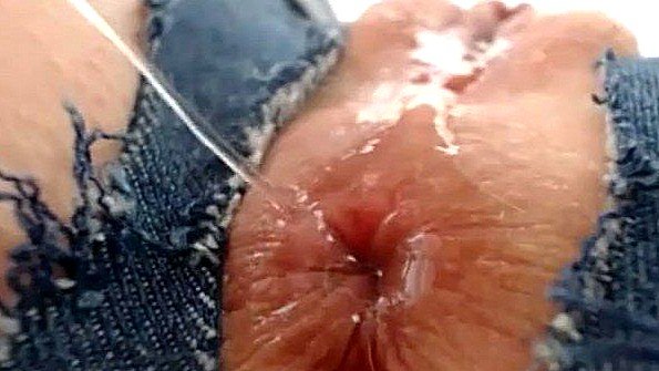 Порвала джинсы и показывает анус с пиздой крупно