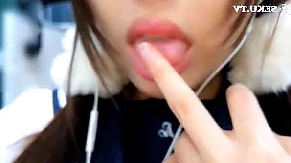 Японская развратница занимается страстной дрочкой