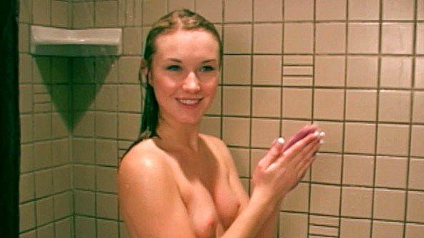 Принимает душ и гуляет по саду в голом виде