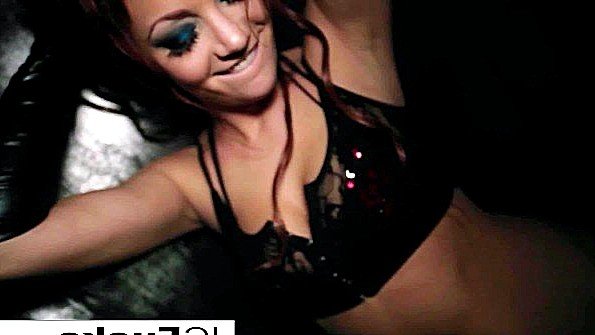 Возбужденная сучка ласкает себя рукой в перчатке