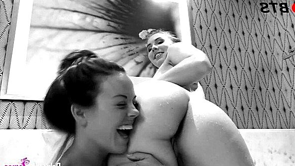 Две голые девки показывают на камеру свои прелести