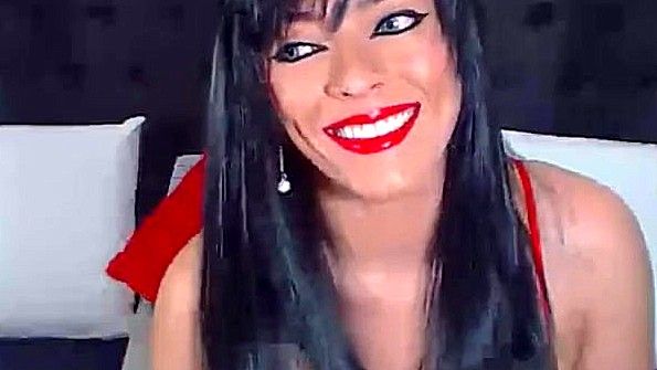 Шлюшка в красных чулках мастурбирует очень горячо