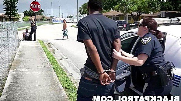 Патрульные полицейские бабы ебутся с негром