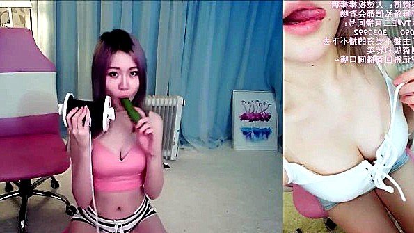 Пошлая азиатка показывает умение сосать дилдо