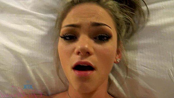 Развратной девке нужна сперма в голую пизду