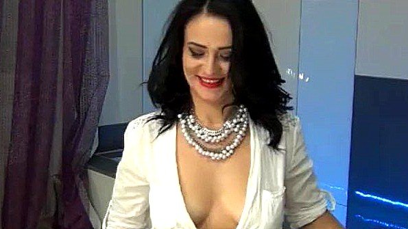 Зрелая сучка хочет приласкать себя вибратором