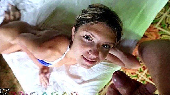 Кокетка убирает купальник и трахается в отеле