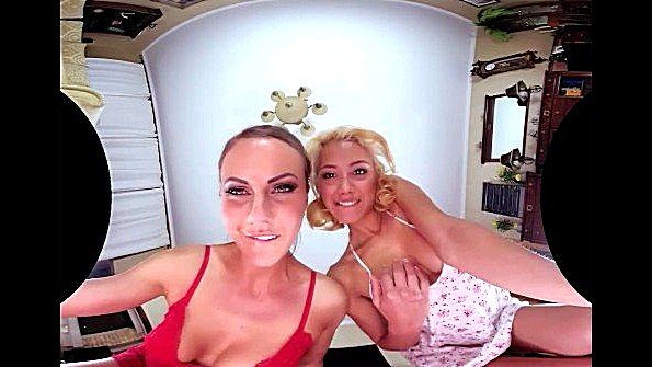 Две шлюшки практикуют горячие шалости вместе